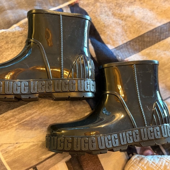 UGG Women's Drizlita Waterproof Ankle Rain Black Boot Size 7  nwot - Picture 2 of 5